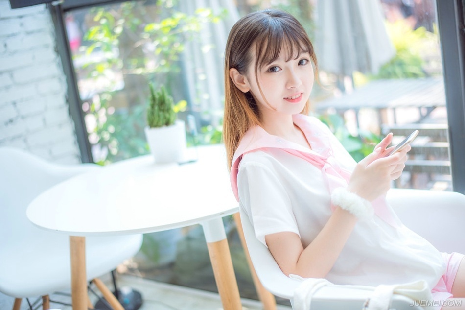小乔没有回答，只是倔强的看向吕布。